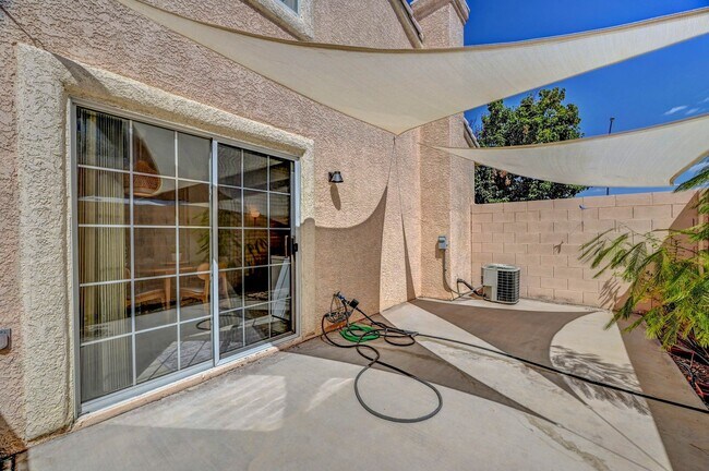 Building Photo - 2 Bedroom Condo w/ Patio & 1 Car Attached ...