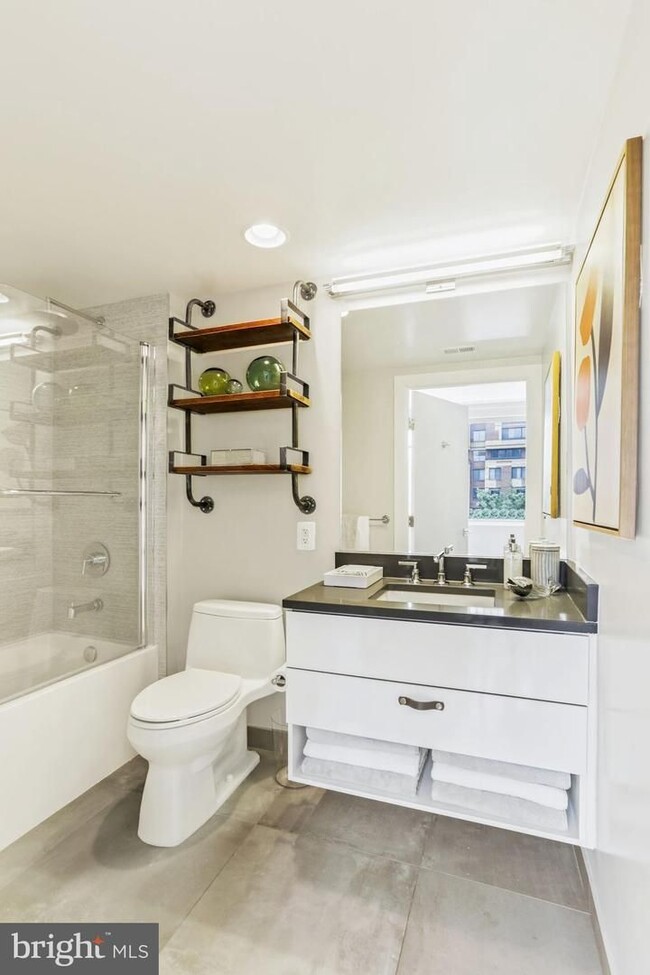 Building Photo - Practically new 1bd/1ba steps to Logan Cir...