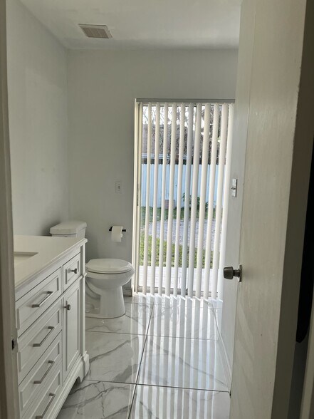 Building Photo - 111 Rosewood Ct