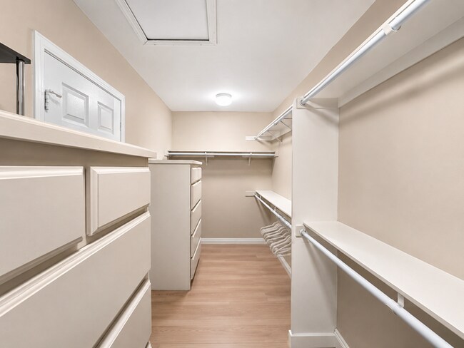Building Photo - Furnished 4BR + Office | Putting Green Yard