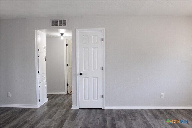 Building Photo - 2102 Hunt Dr