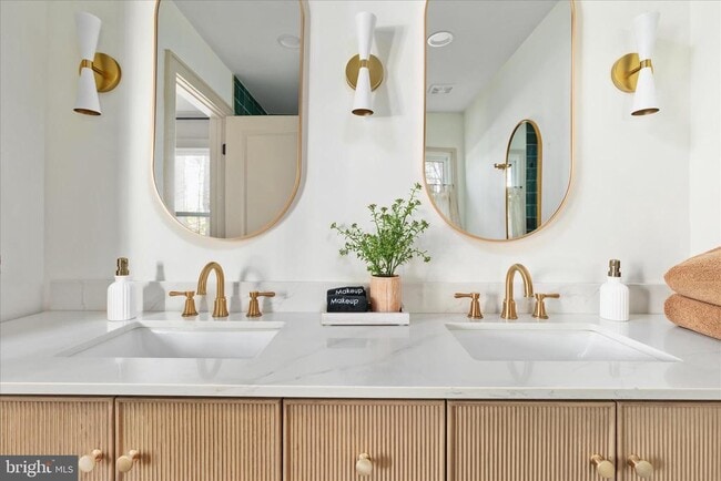 Building Photo - 4386 Lakewood Dr