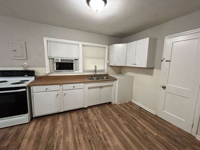 Building Photo - Charming 3-Bedroom Home in a Convenient Hu...