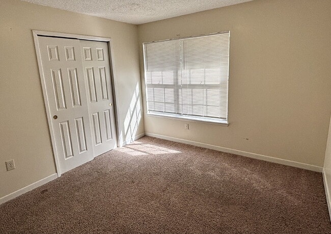 Building Photo - "Charming 2-Bed Townhouse in Fort Walton B...