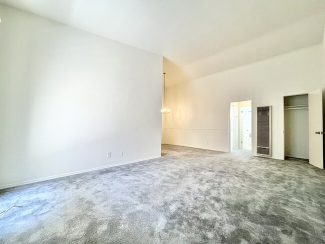 Building Photo - 333 Rexford Dr