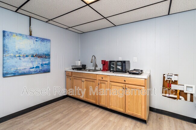 Building Photo - 708 Dutch Valley Drive Northeast - 1