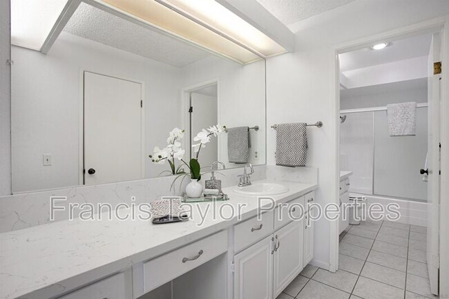Building Photo - 912 Knoll Vista Dr