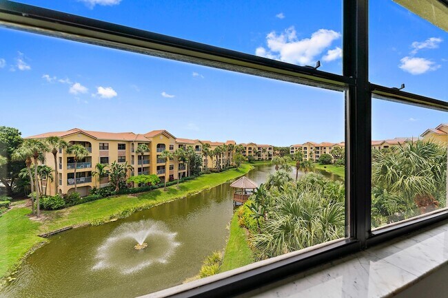 Building Photo - 700 Uno Lago Dr