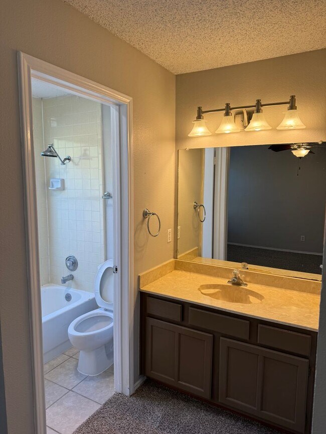 Building Photo - NICE 3 BEDROOM HOME WALKING DISTANCE TO THE NORTHERN HILLS GOLF COURSE!  FIREPLACE IN LIVING*STOV...