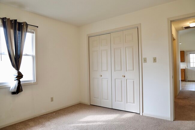 Building Photo - 1710 Ashwood Dr
