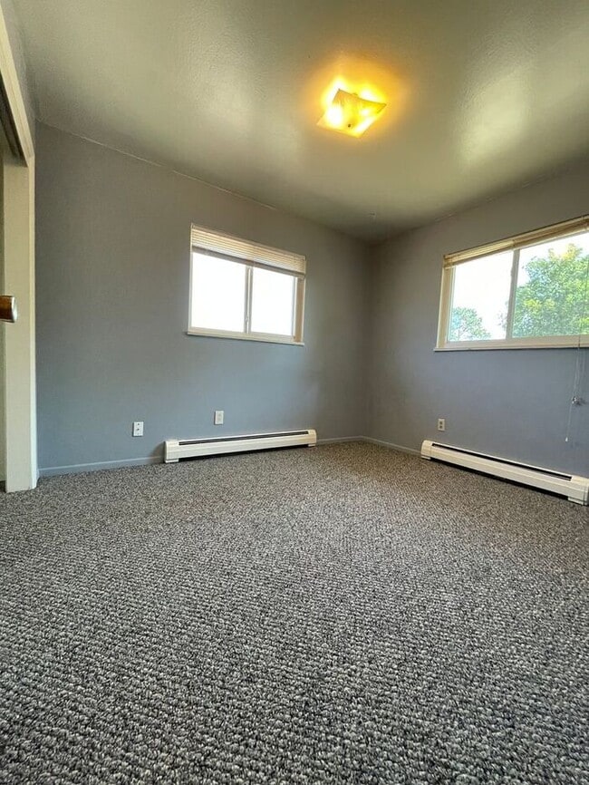 Building Photo - Charming Upper-Level 2BR | Shared Yard, St...