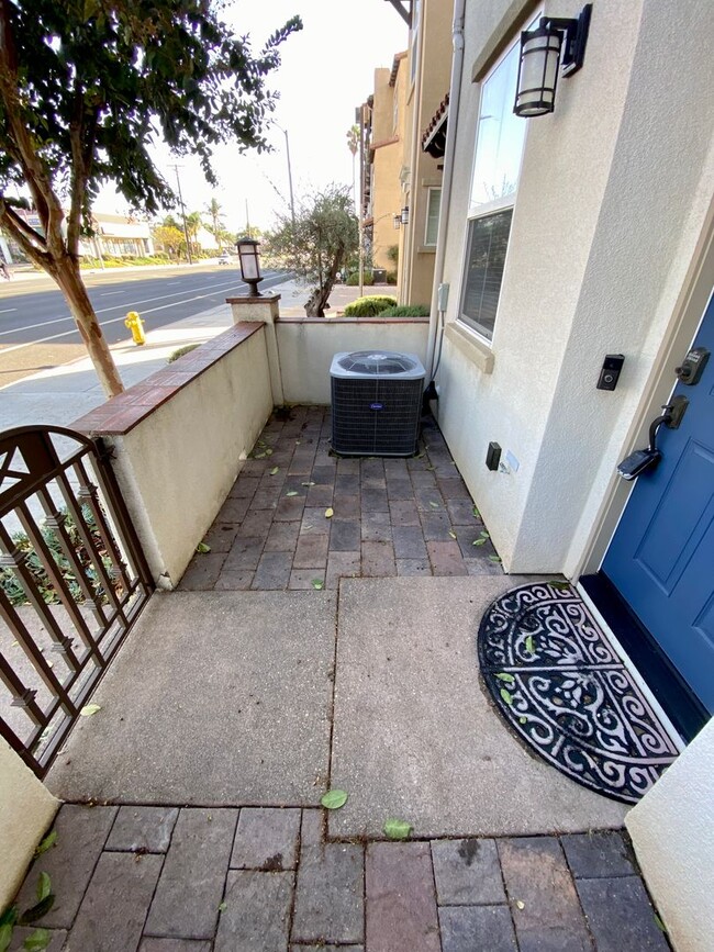 Building Photo - Stylish 3-Story Townhome with Balconies & Open-Concept Living