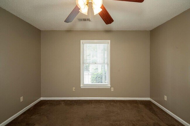 Building Photo - 211 W Longleaf Dr