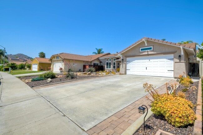 Building Photo - 3358 Lake Cir Dr