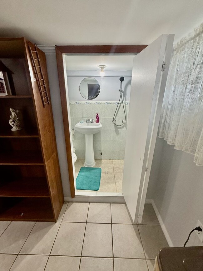 Building Photo - SPACIOUS & MODERN 3 BED/1.5 BA HOUSE w/ Central AC-HARDWOOD Flooring-WASHER/DRYER & Rear PATIO in...