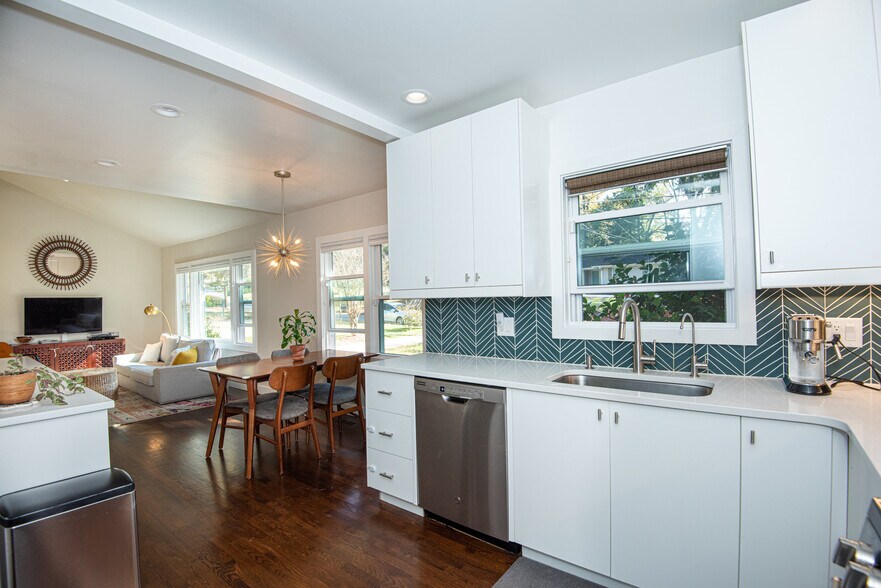 Building Photo - 1096 Oakfield Dr SE