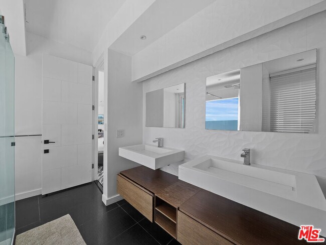 Building Photo - 8460 Cole Crest Dr