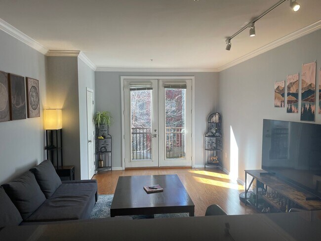 Building Photo - Gorgeous Condo For Rent at the 903 in Prov...