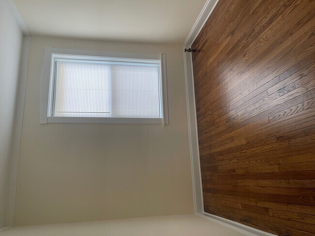 Building Photo - 2540 W Thorndale Ave