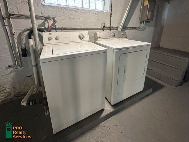 Building Photo - 4 Bedroom Home **Half off 1 Month's Rent w...