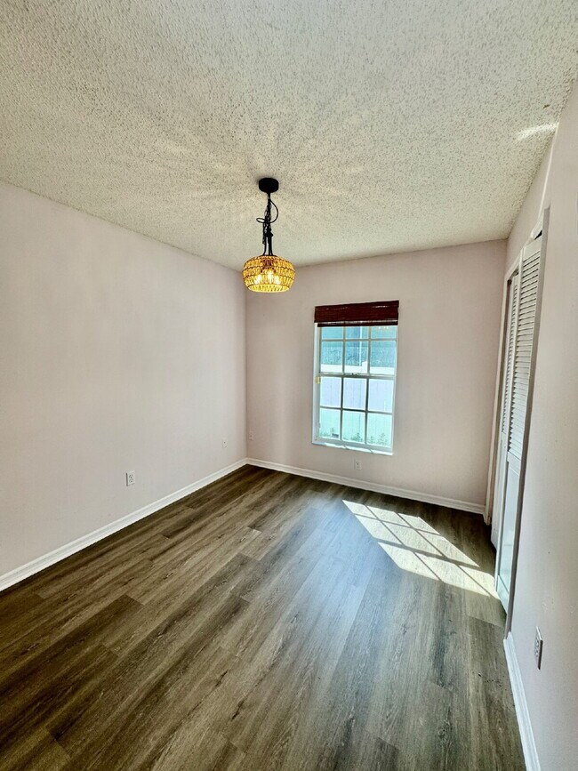 Building Photo - 3 Bed, 2 Bath Tampa Home Walking Distance ...