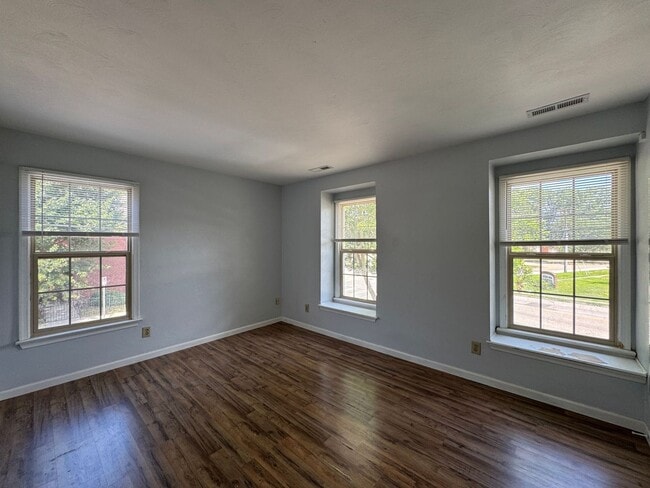 Building Photo - Charming 2-Bed, 2.5-Bath Home in Vibrant Norfolk   " ASK ABOUT OUR ZERO DEPOSIT"