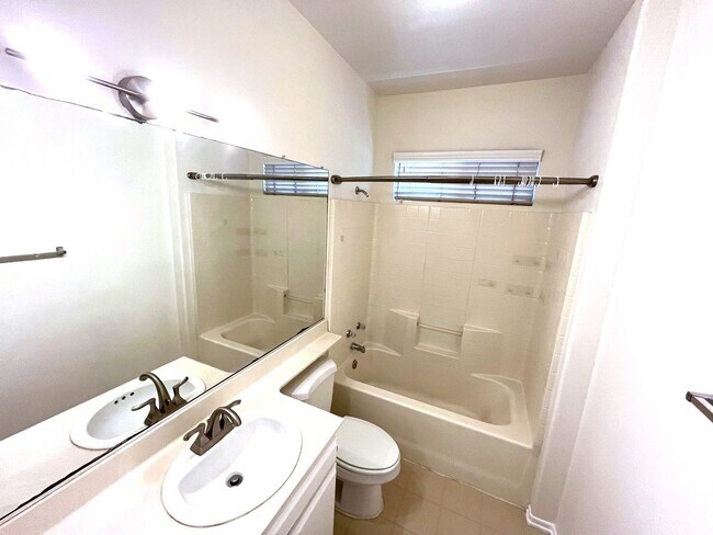 Building Photo - ***SPACIOUS 4 BEDROOM | 3 BATH TOWNHOUSE W...