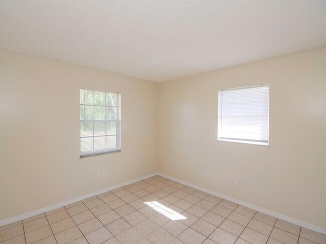 Building Photo - 1190 SE Puritan Ln