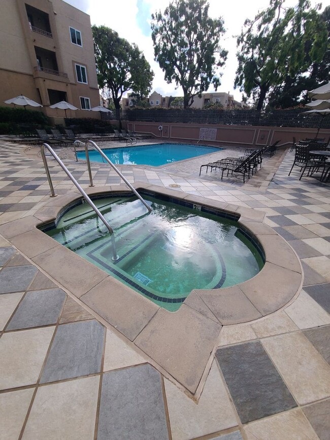 Building Photo - 1 bed 1 bath in UTC with great amenities Pool, hot tub, gym, underground parking.