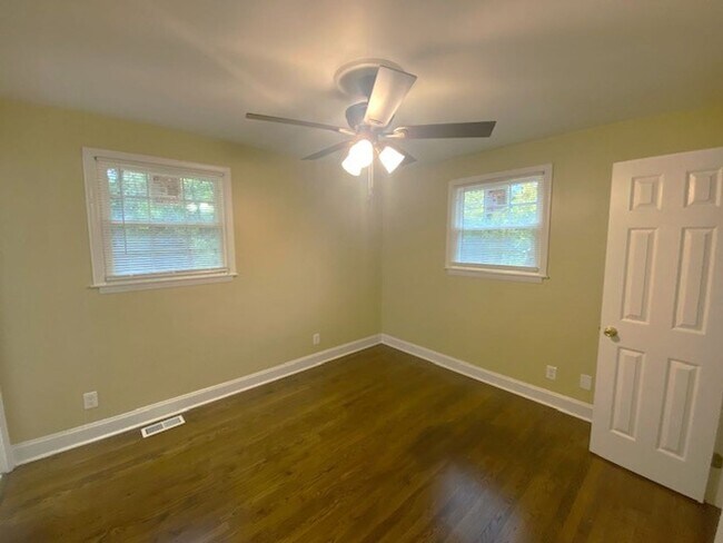 Building Photo - 100% Renovated! 3 Bedroom/1.5 Bathroom!