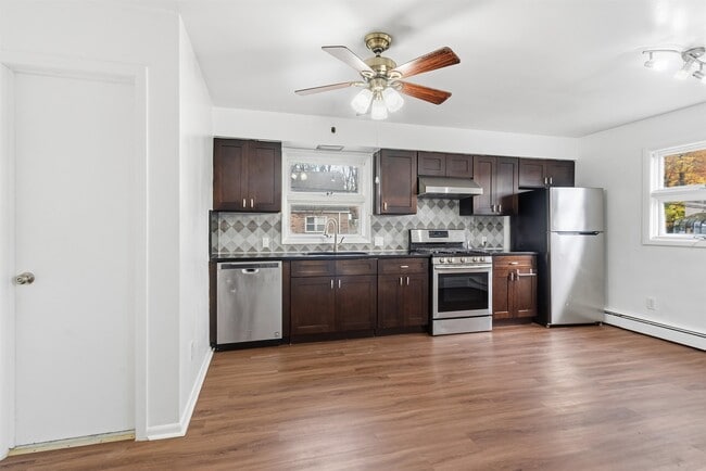 Building Photo - 2 Raydol Ave