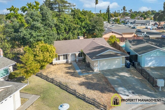 Building Photo - Remodeled 4-Bedroom Retreat with Large Backyard