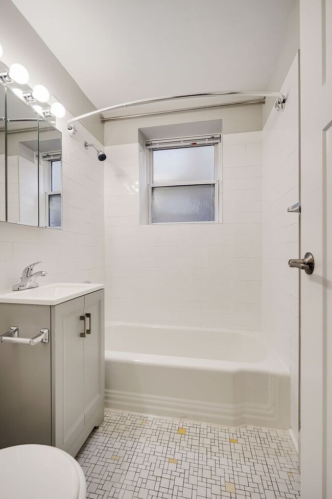 Building Photo - Remodeled Garden 2 bedroom