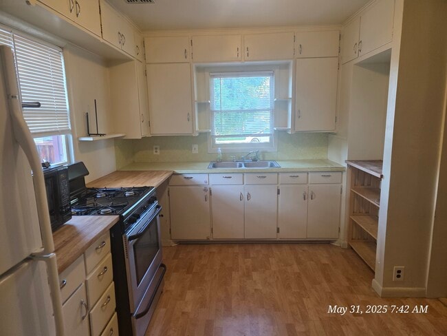 Building Photo - 1440 Hall Ave