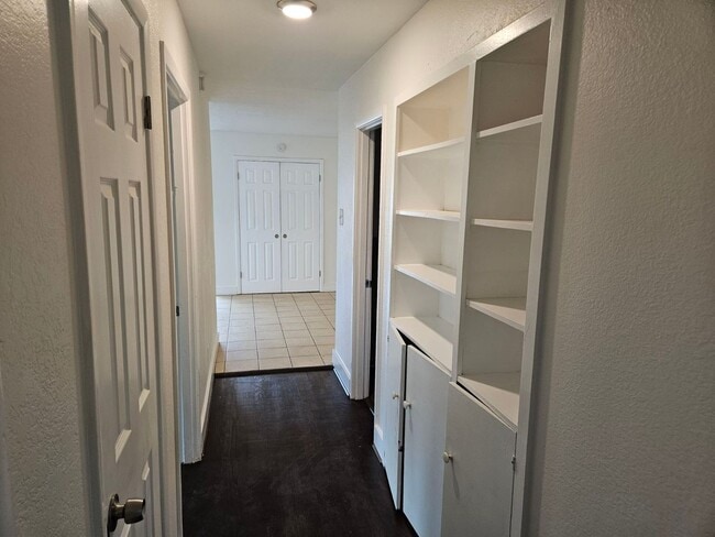 Building Photo - Spacious 4 Bed 2 Bath Home with Stainless Steel Appliacnes
