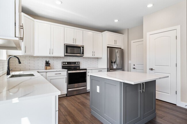 Building Photo - 3 bedroom, 3 bath home with 2 car garage