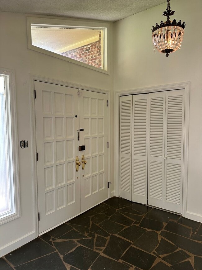 Building Photo - 2 bedroom 3 bath  Mid- Century style home! This home has a wonderful outdoor area great for Enter...