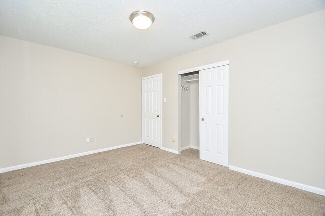 Building Photo - 215 Windrift Ct