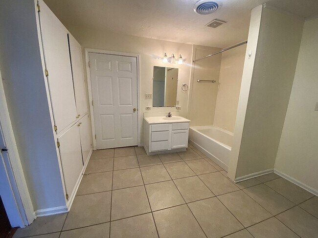 Building Photo - 3BR/2BA Home with Garage in an Established Lake Charles Neighborhood