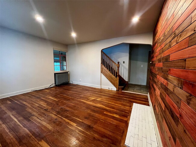 Building Photo - 131 Goldenrod Ave