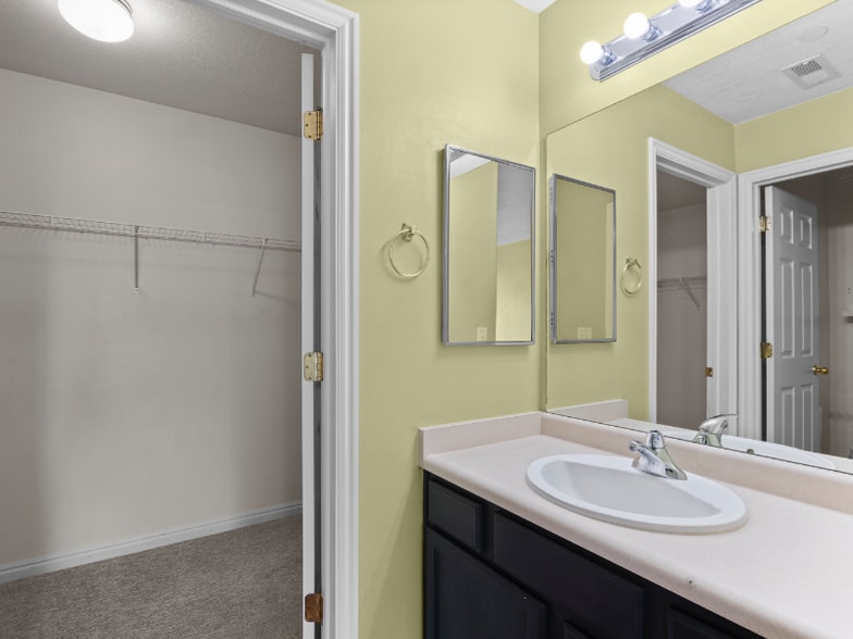 Building Photo - 2119 N Aurora Way