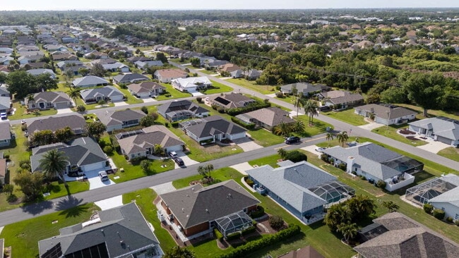 Building Photo - "Spacious 3-Bedroom Pool Home with 2 Baths & 2,075 Sq. Ft. of Comfort in Venice, FL!"