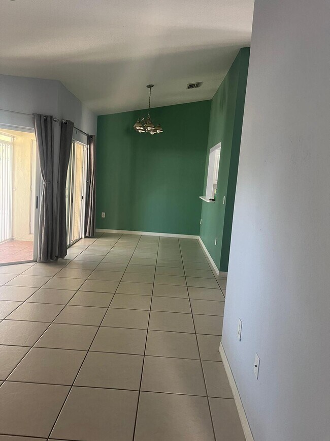 Building Photo - 3004 San Remo Cir