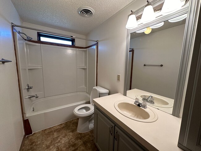 Building Photo - 3817 Summit Dr