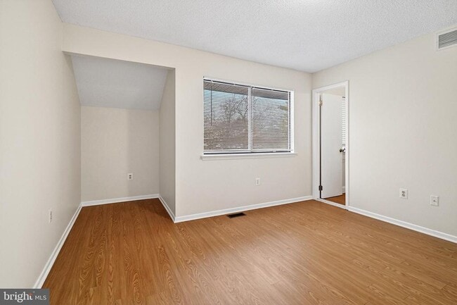 Building Photo - 70 Hampshire Dr