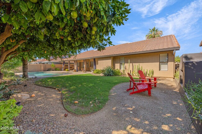 Building Photo - 5903 E Paradise Ln