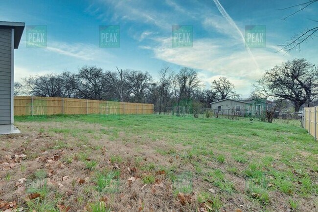 Building Photo - $1515! Beautiful Corner lot home in Fort Worth! Available 5/16!