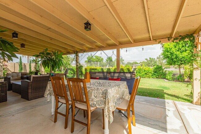 Building Photo - 543 S Wildrose