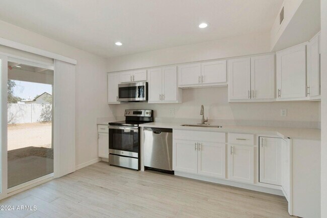 Building Photo - 3316 E Helena Dr