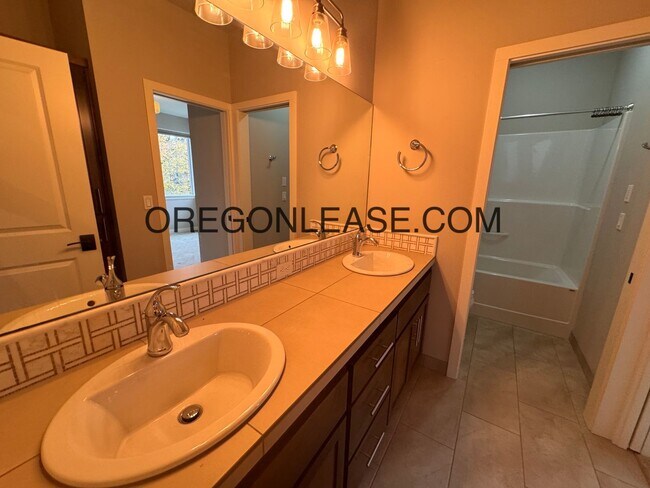 Building Photo - 3 Bedroom 3 bath Crescent village home